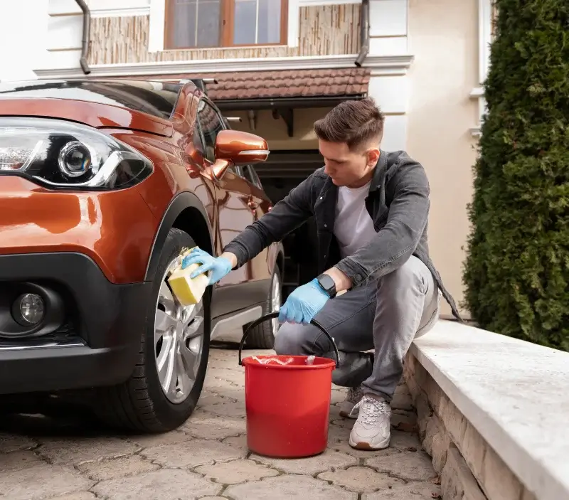 Lavage auto à domicile Lonlay-le-Tesson : professionnel intervenant sur un véhicule